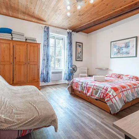 La Rustique, Maison De Charme Proche Carcassonne - Jardin, Wifi, Equipee بيت للعطل *